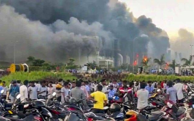 തമിഴ്നാട്ടിലെ ടാറ്റ ഇലക്ട്രോണിക്സ് നിര്മാണ യൂണിറ്റില് വൻ തീപ്പിടിത്തം; 1,500-ലധികം ജീവനക്കാര് അപകടത്തില് കുടുങ്ങി; രക്ഷാപ്രവര്ത്തനം പുരോഗമിക്കുന്നു: വിശദാംശങ്ങൾ വായിക്കാം.