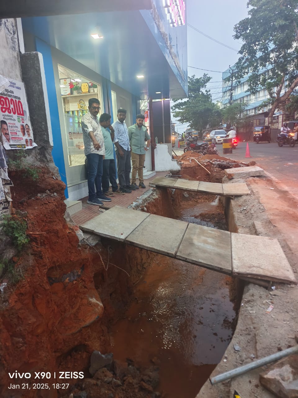 കൈക്കൂലി കൊടുക്കാൻ വിസമ്മതിച്ച അച്ചായൻസ് ഗോൾഡിനെതിരെ പകപോക്കൽ തുടർന്ന് ഷാജു തുരുത്തൻ; പാലാ ഷോറൂമിലേക്കുള്ള പ്രവേശനം തടഞ്ഞ് ഓട പൊളിച്ചിട്ടത് നഗരസഭ ചെയർമാന്റെ പ്രത്യേക താല്പര്യം പ്രകാരം? വിശദാംശങ്ങളും വീഡിയോ ദൃശ്യങ്ങളും വാർത്തയോടൊപ്പം.