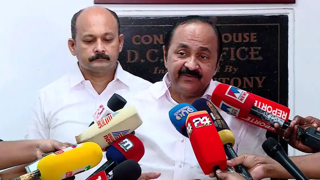 “ഞാൻ ക്യാപ്റ്റനാണെങ്കില് ചെന്നിത്തല മേജർ”: ചെന്നിത്തലയുടെ പരിഭവത്തിന് മറുപടിയുമായി പ്രതിപക്ഷ നേതാവ് വി ഡി സതീശൻ
