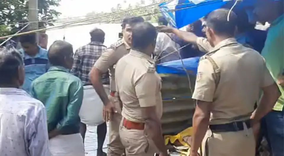 വൈക്കത്ത് മരണാന്തര ചടങ്ങിന് പോകവേ വള്ളം മറിഞ്ഞ് അപകടം; സഞ്ചരിച്ചത് 30 പേര്: ഒരാളെ കാണാതായി