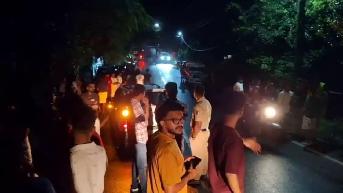 മാരകായുധങ്ങളുമായി എത്തി വണ്ടി തടഞ്ഞ് രണ്ടു കോടി രൂപ തട്ടി; മലപ്പുറത്തെ ഞെട്ടിച്ച് വൻ കവർച്ച; തട്ടിയെടുത്തത് സ്ഥലം വിറ്റ് കിട്ടിയ പണം എന്ന് മൊഴി: വിശദാംശങ്ങൾ വായിക്കാം