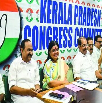 രാഹുൽ സഭയിൽ എത്തിയത് ഷാഫി ഇറങ്ങി കളിച്ചതോടെ എന്ന് വിലയിരുത്തൽ; പകച്ച് സതീശനും, രമേശും; പ്രതിപക്ഷനേതാവ് ഹൈക്കമാഡിന് പരാതി നൽകി എന്നും സൂചന: കോൺഗ്രസ് പുകയുന്നതിങ്ങനെ