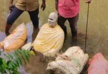 തിരുവനന്തപുരത്ത് ശ്രീനാരായണ ഗുരുവിന്റെ പ്രതിമ തോട്ടില് ഉപേക്ഷിച്ച നിലയില്; അന്വേഷണം ആവശ്യപ്പെട്ട് എസ്എൻഡിപി യൂണിയൻ