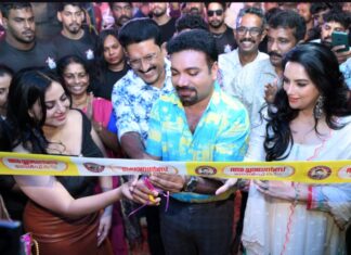 ഹൈറേഞ്ചിൽ ഉള്ളവർക്ക് സ്വർണ്ണം വിൽക്കണമെങ്കിൽ കട്ടപ്പനയിലേക്ക് വിട്ടോളൂ; മലയോര നഗരത്തിൽ ശാഖ തുറന്ന് അച്ചായൻസ് ഗോൾഡ്; ടോണി വർക്കിച്ചനൊപ്പം ഉദ്ഘാടനം നിർവഹിച്ചത് ശ്വേതാ മേനോനും അന്നാ രാജനും