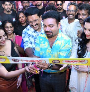 ഹൈറേഞ്ചിൽ ഉള്ളവർക്ക് സ്വർണ്ണം വിൽക്കണമെങ്കിൽ കട്ടപ്പനയിലേക്ക് വിട്ടോളൂ; മലയോര നഗരത്തിൽ ശാഖ തുറന്ന് അച്ചായൻസ് ഗോൾഡ്; ടോണി വർക്കിച്ചനൊപ്പം ഉദ്ഘാടനം നിർവഹിച്ചത് ശ്വേതാ മേനോനും അന്നാ രാജനും