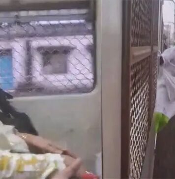 ഓടുന്ന ട്രെയിനിൽ ലേഡീസ് കമ്പാർട്ട്മെന്റിലേക്ക് കടന്നു കയറാൻ ശ്രമം; സ്ത്രീ യാത്രക്കാർക്ക് നേരെ അസഭ്യവർഷം; യുവാവ് അറസ്റ്റിൽ: വൈറലാകുന്ന വീഡിയോ ദൃശ്യങ്ങൾ കാണാം