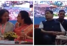 കേന്ദ്ര മന്ത്രി ഇരുന്ന വേദിയിൽ സീറ്റിനായി തമ്മിൽതല്ലി വനിതാ ഉദ്യോഗസ്ഥർ; പിച്ചിയും മാന്തിയും കൈമുട്ടു കൊണ്ട് കുത്തിയും കലഹം: വൈറൽ ദൃശ്യങ്ങൾ കാണാം