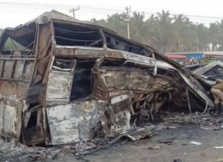 ദേശീയപാതയിൽ അപകടം; ട്രക്കുമായി ഇടിച്ച സ്ലീപ്പർ ബസ് കത്തിനശിച്ചു, മരണം പത്തിലധികം; വിശദാംശങ്ങൾ വായിക്കാം