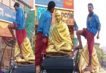 പുനലൂരിൽ ഗാന്ധി പ്രതിമയുടെ ചെകിട്ടത്തടിച്ച് മദ്യപാനി; അഴിഞ്ഞാട്ടം പട്ടാപകൽ നിരവധി ആളുകൾ നോക്കിനിൽക്കെ: ഞെട്ടിക്കുന്ന വീഡിയോ ദൃശ്യങ്ങൾ കാണാം