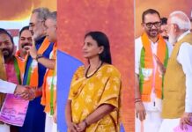 കെ സുരേന്ദ്രനെ അവഗണിച്ച് നരേന്ദ്ര മോദി; ഒറ്റയ്ക്ക് മാറിനിന്ന് ആർ ശ്രീലേഖ: പ്രധാനമന്ത്രി പങ്കെടുത്ത യോഗ വേദിയിലും മുഴച്ചു നിന്നത് സംസ്ഥാന ബിജെപി നേതൃനിരയിലെ ഭിന്നതകൾ – വീഡിയോ ദൃശ്യങ്ങൾ കാണാം