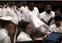 സ്പീക്കറുടെ ഡയസിലേക്ക് ചാടിക്കയറി പ്രതിപക്ഷ എംഎല്എമാര്; സഭയില് ഉന്തും തള്ളും: വീഡിയോ ദൃശ്യങ്ങൾ കാണാം