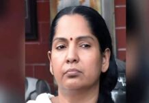 10 കോടിയുടെ വീടും സ്ഥലവും തട്ടിയെടുത്ത കേസ്: വനിത് സബ് രജിസ്ട്രാര് കോണ്ഗ്രസ് നേതാവില് നിന്ന് വാങ്ങിയത് 10 ലക്ഷവും 10 സ്മാര്ട്ട് ഫോണും; വിശദാംശങ്ങൾ വായിക്കാം