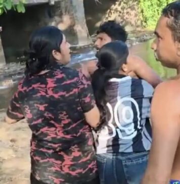 സ്ത്രീകൾ കുളിക്കാൻ എത്തിയിട്ടും കുളിക്കടവിൽ നിന്നും മാറാൻ കൂട്ടാക്കാതെ മദ്യലഹരിയിലായിരുന്ന യുവാക്കൾ; കൈകാര്യം ചെയ്ത് നാട്ടുകാർ: പുനലൂരിലെ കീളിക്കടവിൽ കൂട്ടയടി – വീഡിയോ കാണാം