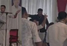 എസ്എഫ്ഐക്കാർ പോലീസിനെ ആക്രമിച്ചതിനെ കുറിച്ച് സംസാരിക്കുന്നതിനിടെ മൈക്ക് പിടിച്ചു വാങ്ങാൻ ശ്രമം; ഇടുക്കി പോലീസ് അസോസിയേഷൻ യോഗത്തിൽ വാക്കേറ്റവും ഉന്തും, തള്ളും: വീഡിയോ ദൃശ്യങ്ങൾ കാണാം