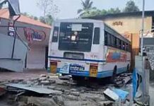 ഡ്രൈവിങ്ങിനിടെ ഹൃദയാഘാതം; ബസ് ഇടിച്ചു കയറ്റി യാത്രക്കാരെ സുരക്ഷിതരാക്കിയതിന് പിന്നാലെ കെഎസ്ആർടിസി ഡ്രൈവർ മരണമടഞ്ഞു: സംഭവം ആലപ്പുഴയിൽ