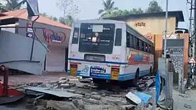 ഡ്രൈവിങ്ങിനിടെ ഹൃദയാഘാതം; ബസ് ഇടിച്ചു കയറ്റി യാത്രക്കാരെ സുരക്ഷിതരാക്കിയതിന് പിന്നാലെ കെഎസ്ആർടിസി ഡ്രൈവർ മരണമടഞ്ഞു: സംഭവം ആലപ്പുഴയിൽ