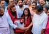 മകളെ കുടുക്കിയെന്ന് മുഖ്യമന്ത്രിക്ക് പിതാവിന്റെ പരാതി; മോണാലിസയെ കേരളത്തില് നിന്ന് കൊണ്ടുവരുമെന്ന പ്രഖ്യാപിച്ച് ഹിന്ദു ജാഗരണ് മഞ്ച്: തെരഞ്ഞെടുപ്പ് കാലത്ത് ലൗ ജിഹാദ് വിവാദം കത്തുന്നു