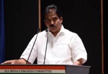 യുഡിഎഫ് ഭരണത്തിലെത്തിയാല് കെ.സി. വേണുഗോപാലിനെ മുഖ്യമന്ത്രിയാക്കാൻ കരുനീക്കം; ആഭ്യന്തരം നേടി കോംപ്രമൈസ് ആകാൻ ചെന്നിത്തല; അപമാനിക്കപ്പെട്ടാൽ മന്ത്രിസഭയിൽ അംഗമാകാതെ മാറിനിൽക്കാൻ വി ഡി സതീശൻ: റിപ്പോർട്ടുകൾ ഇങ്ങനെ