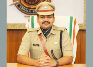 സ്വന്തം ജില്ലയിലെ പൊലീസ് മേധാവിയായി നിധിൻ രാജ്; കേരളത്തില് അപൂര്വം; സാക്ഷ്യം വഹിച്ച് കാസര്കോട്: വിശദാംശങ്ങൾ വായിക്കാം