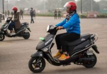 ലേണേഴ്സ് പരീക്ഷയ്ക്ക് സ്കൂട്ടർ ഓടിച്ചെത്തിയ യുവതിയെ പൊക്കി ജോയിന്റ് ആർ ടി ഒ; 10000 രൂപ പിഴ ഈടാക്കി: വിശദാംശങ്ങൾ വായിക്കാം